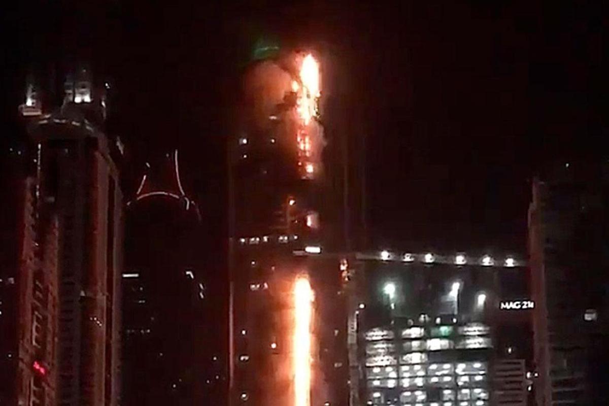 В Дубае загорелся гигантский 79-этажный небоскреб Torch Tower, опубликовано жуткое видео В Дубае загорелся гигантский 79-этажный небоскреб Torch Tower, опубликовано жуткое видео