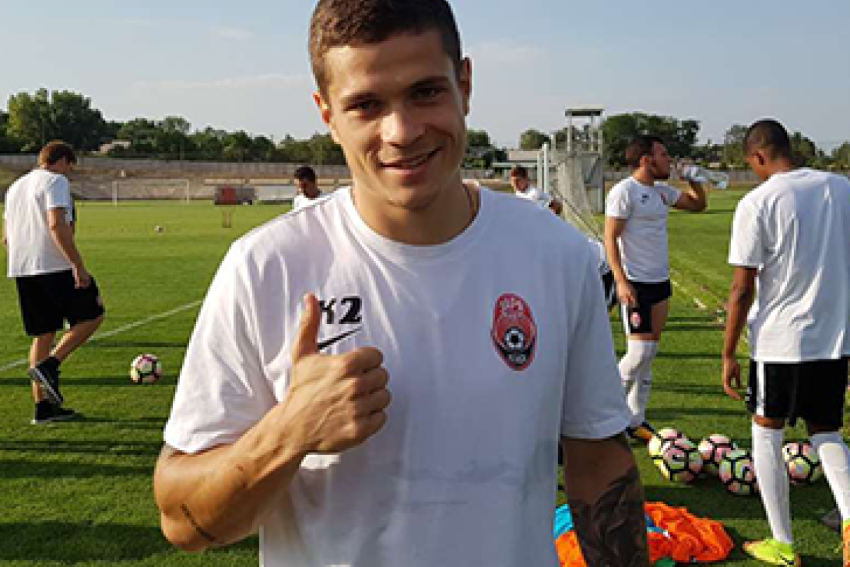 В луганской «Заре» появился новый полузащитник В луганской «Заре» появился новый полузащитник