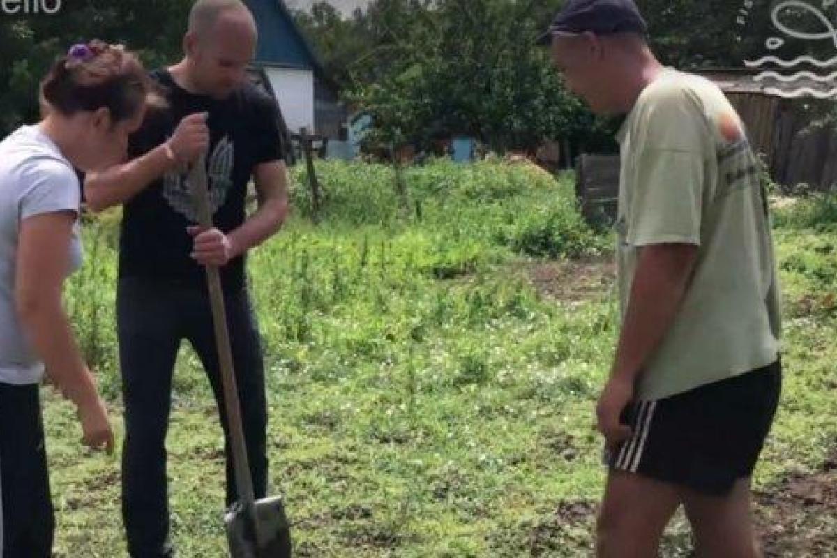 Путешествие американца по Украине: мужчину научили копать картошку Путешествие американца по Украине: мужчину научили копать картошку