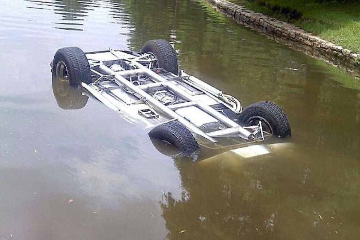 В Днепре из реки спасатели вытащили автомобиль