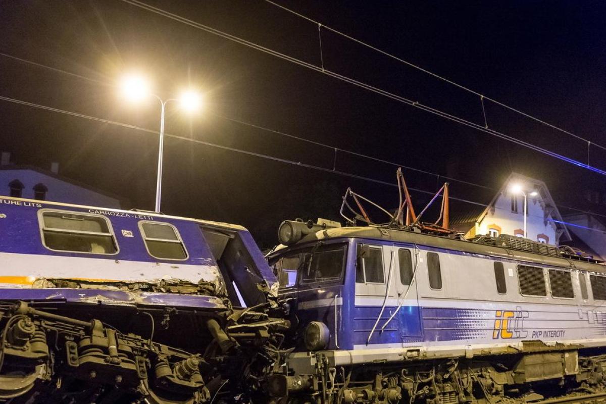 В Польше столкнулись пассажирский и товарный поезда: среди пострадавших есть дети В Польше столкнулись пассажирский и товарный поезда: среди пострадавших есть дети