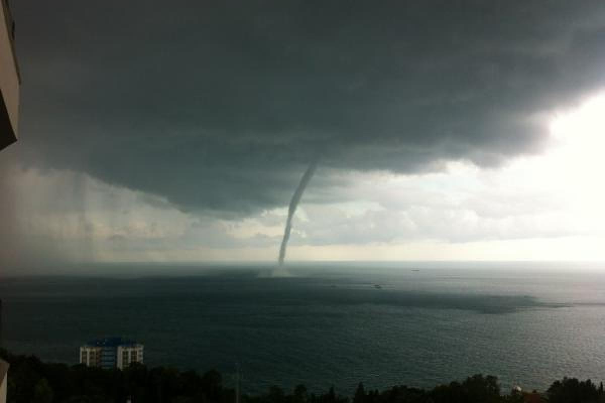 В российском Сочи самолет зашел на посадку среди торнадо - видео В российском Сочи самолет зашел на посадку среди торнадо - видео