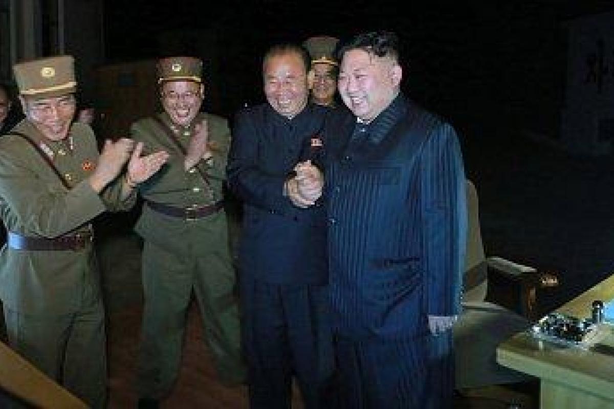 Военные КНДР высмеяли заявление Трампа об "огне и ярости" и уже готовят план атаки на Гуам Военные КНДР высмеяли заявление Трампа об "огне и ярости" и уже готовят план атаки на Гуам