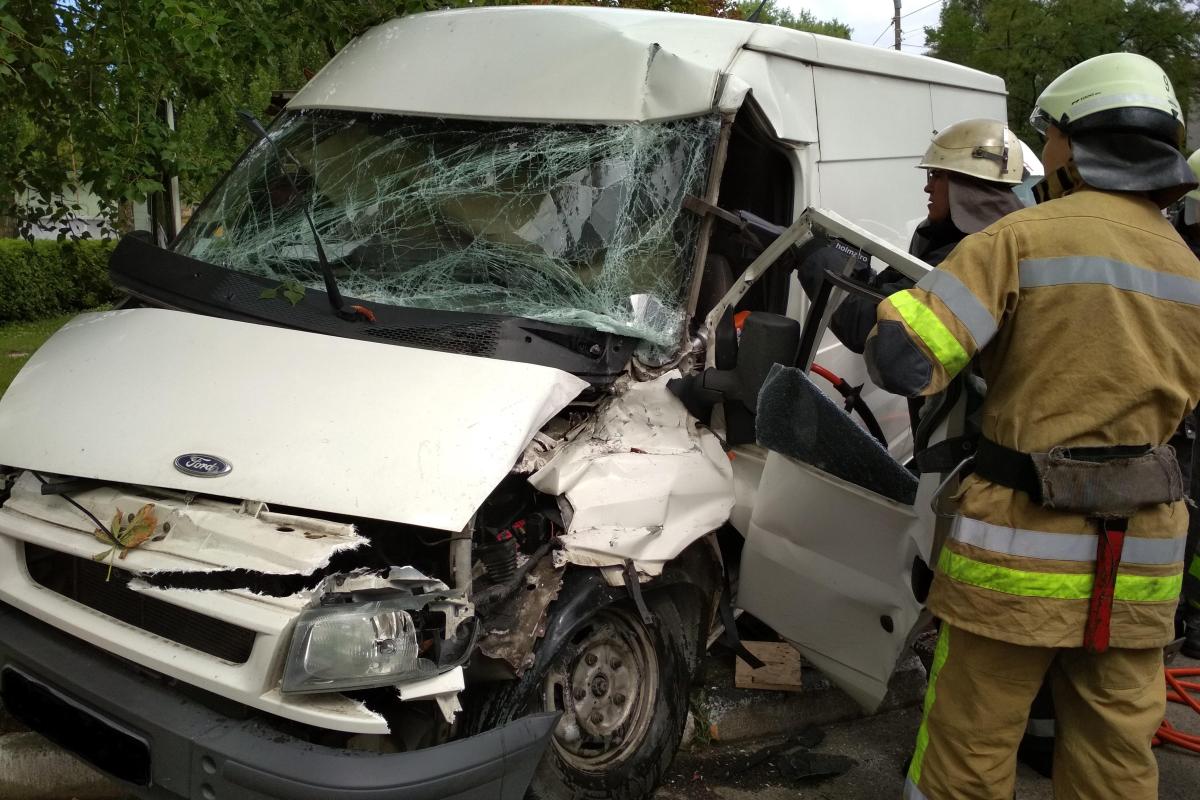 В Киеве произошло ДТП с участием трех автомобилей