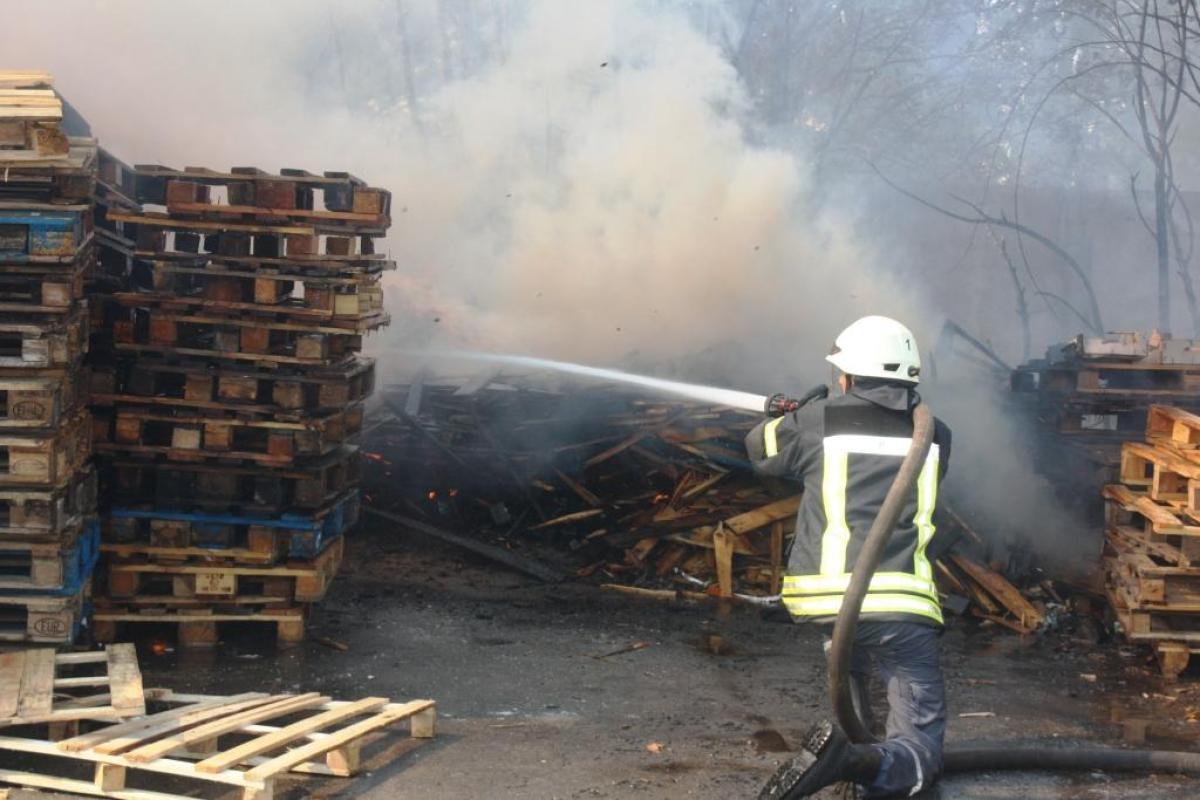 В Запорожье ликвидировали пожар на территории предприятия В Запорожье ликвидировали пожар на территории предприятия
