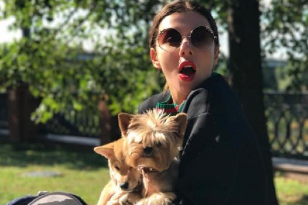 Анна Седокова впервые вывела на прогулку Мару Анна Седокова впервые вывела на прогулку Мару