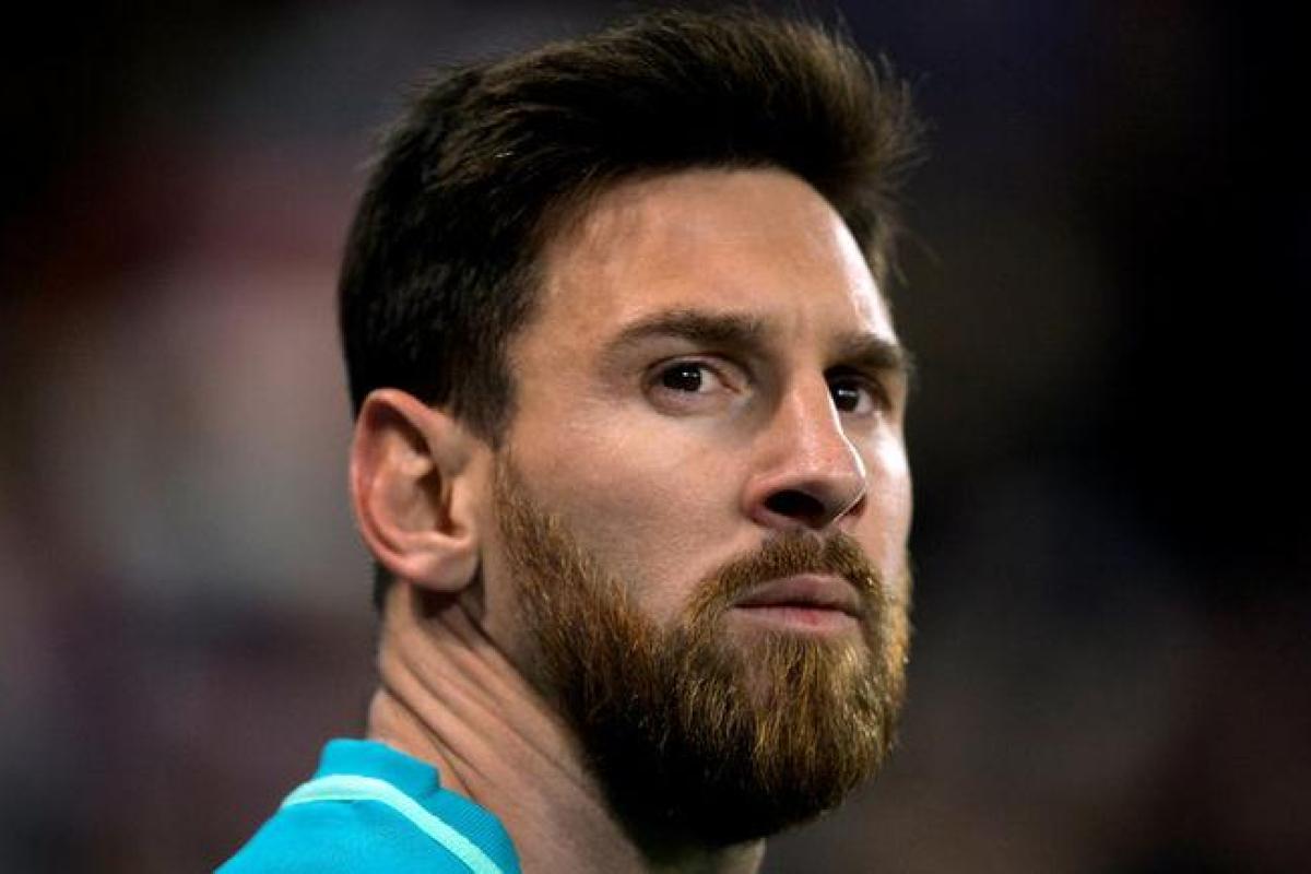 Соцсети покорило трогательное видео, на котором Лео Месси "отбил у охраны" маленького фаната Соцсети покорило трогательное видео, на котором Лео Месси "отбил у охраны" маленького фаната