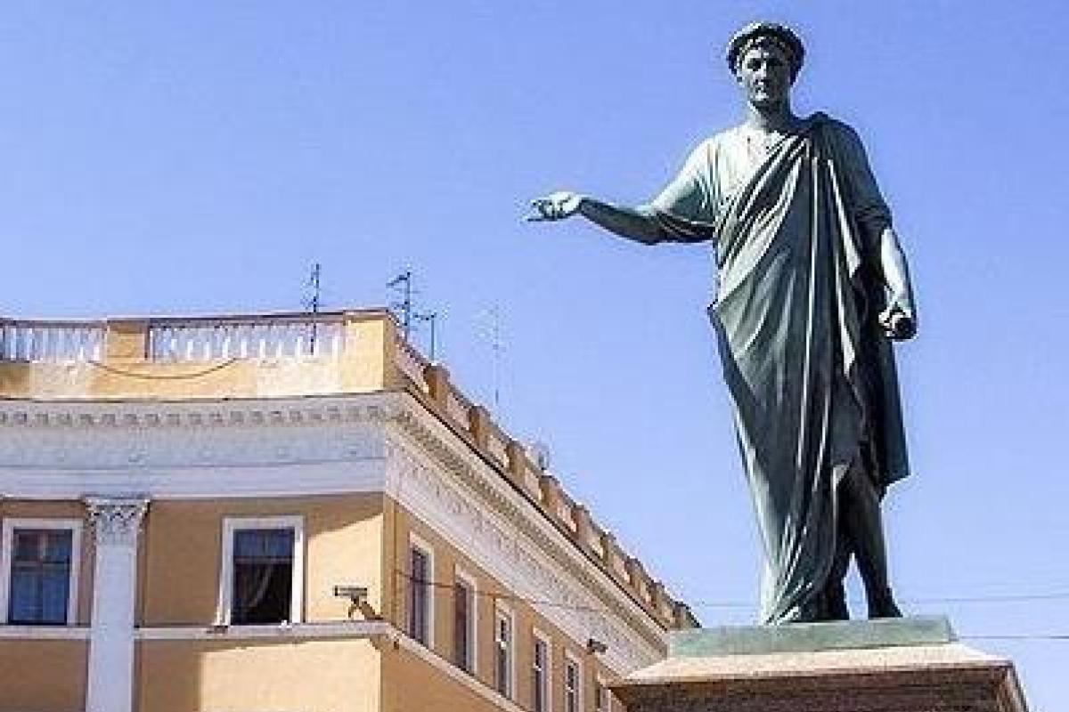 "Не Дюк, а украинец": В Одессе на памятник герцога снова примеряют вышиванку