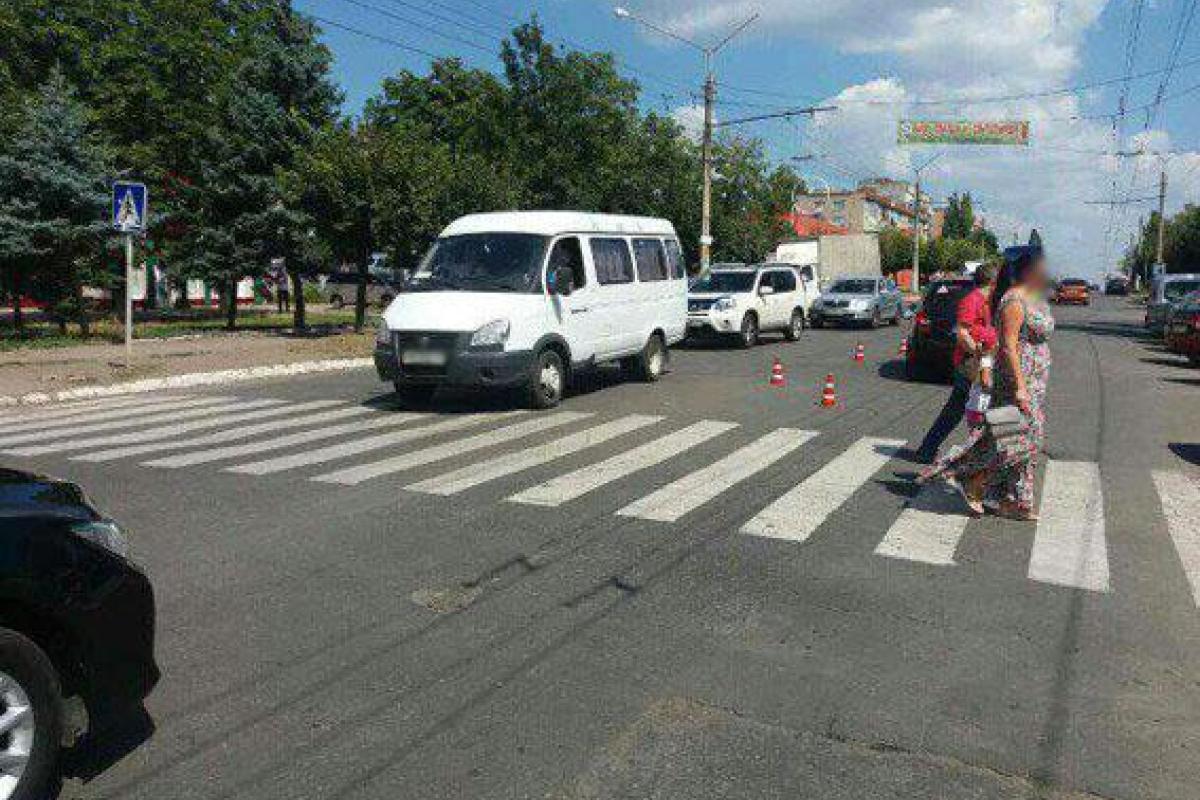 В Донецкой области женщина-водитель чуть не задавила троих несовершеннолетних девушек