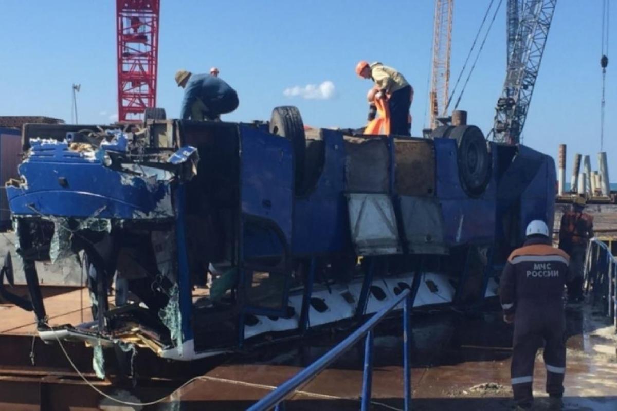 Спасатели подняли автобус с рабочими, который упал в Керченский пролив Спасатели подняли автобус с рабочими, который упал в Керченский пролив