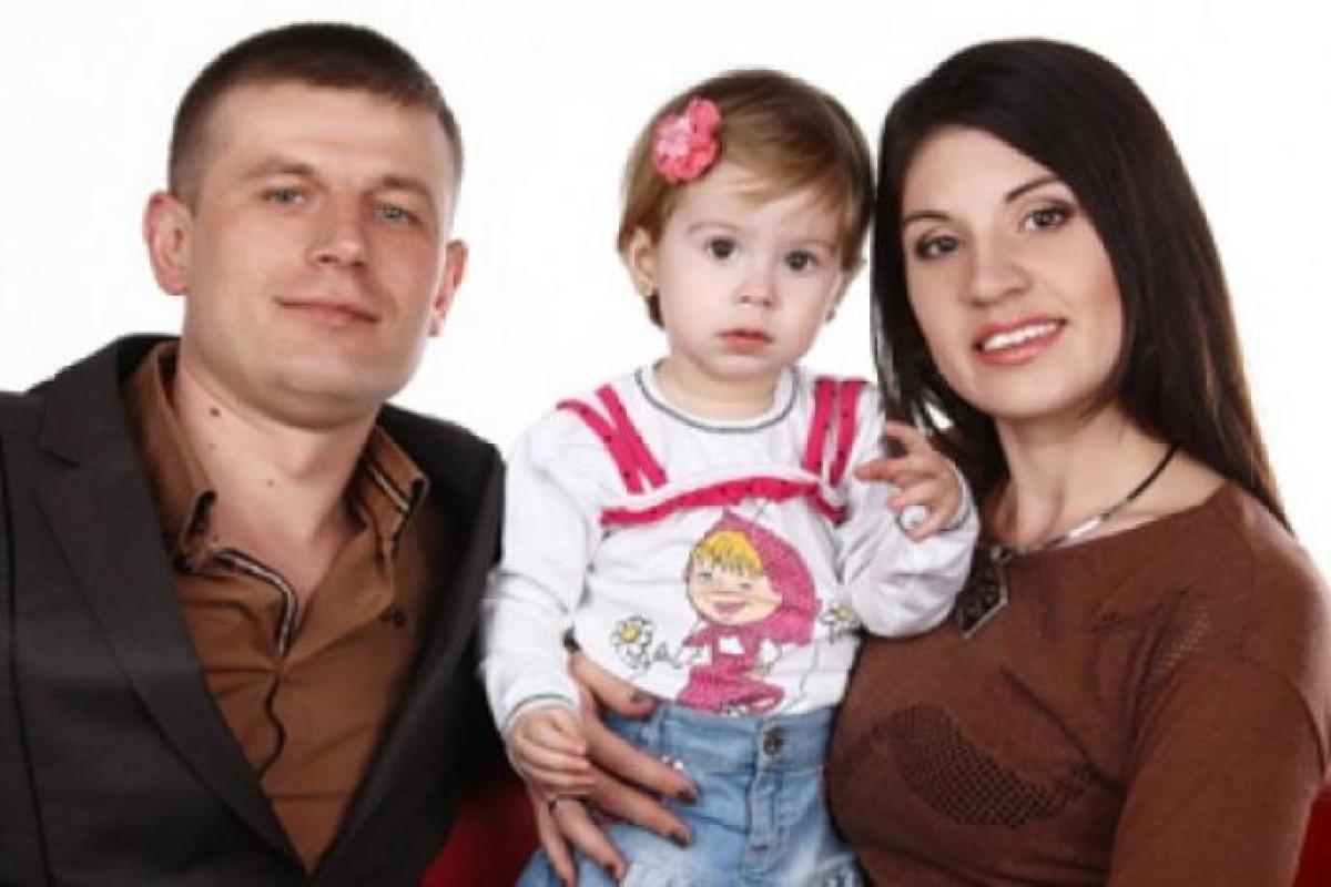 Под Одессой взорвали машину полицейского: ранены его жена-певица и маленькая дочь Под Одессой взорвали машину полицейского: ранены его жена-певица и маленькая дочь
