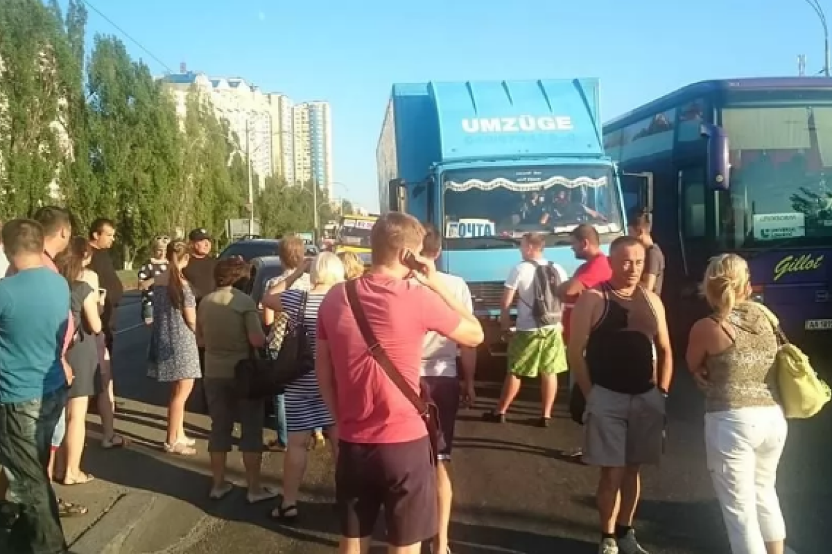 В Киеве перекрыли Харьковское шоссе В Киеве перекрыли Харьковское шоссе