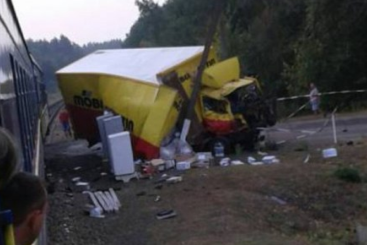 Пассажирский поезд "Лисичанск - Харьков" столкнулся с фурой Пассажирский поезд "Лисичанск - Харьков" столкнулся с фурой