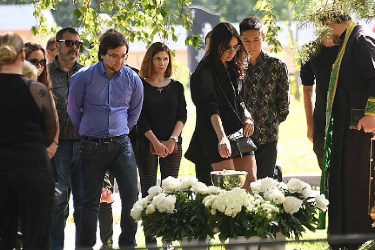 Похороны экс-солиста "Иванушек" проходили под его посмертный релиз "Не плачь" Похороны экс-солиста "Иванушек" проходили под его посмертный релиз "Не плачь"