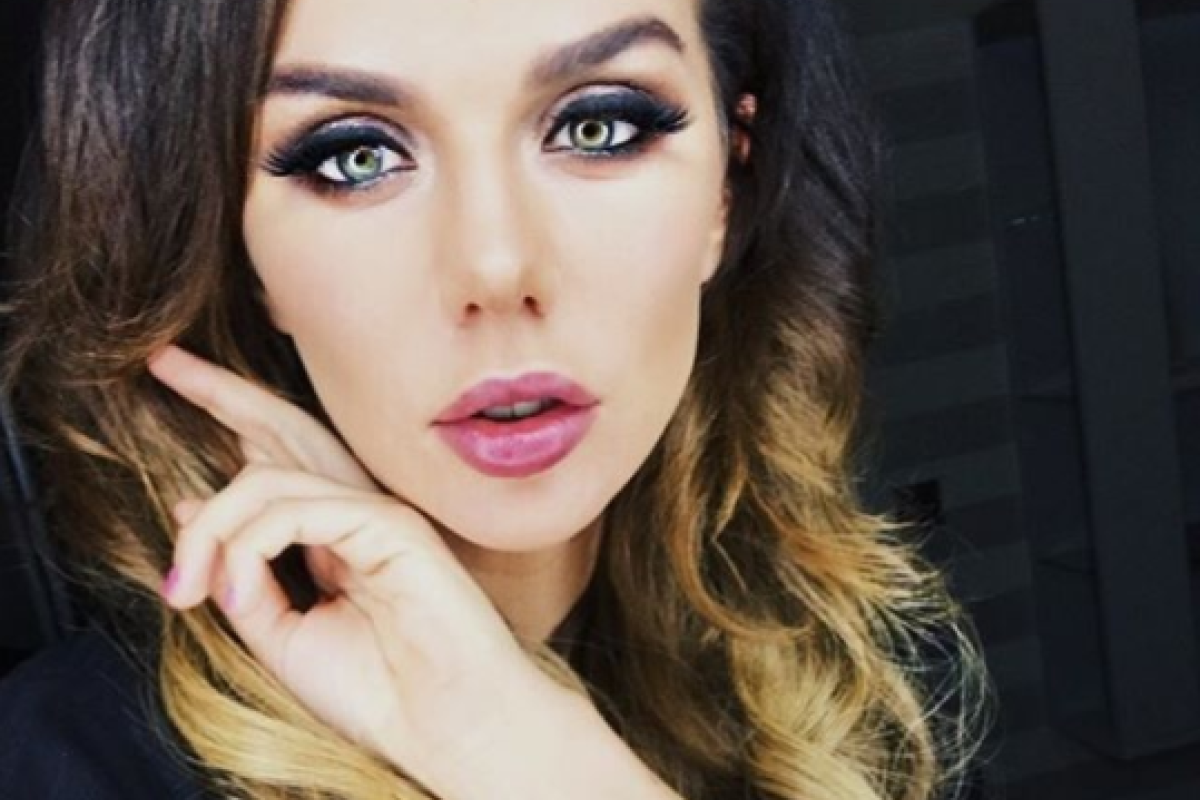 На Седоковой во время концерта разорвалось платье На Седоковой во время концерта разорвалось платье