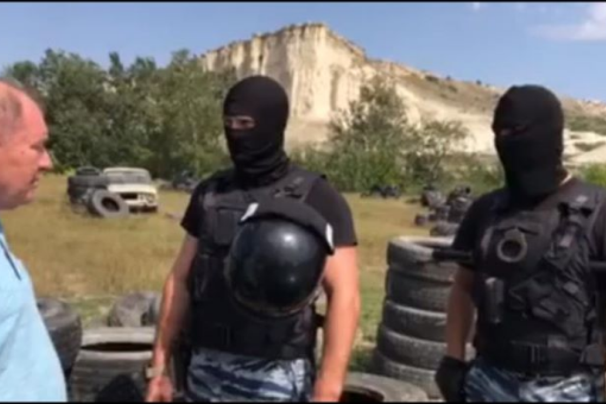 В оккупированном Крыму силовики РФ с угрозами и оружием разогнали крымских татар с мирной акции