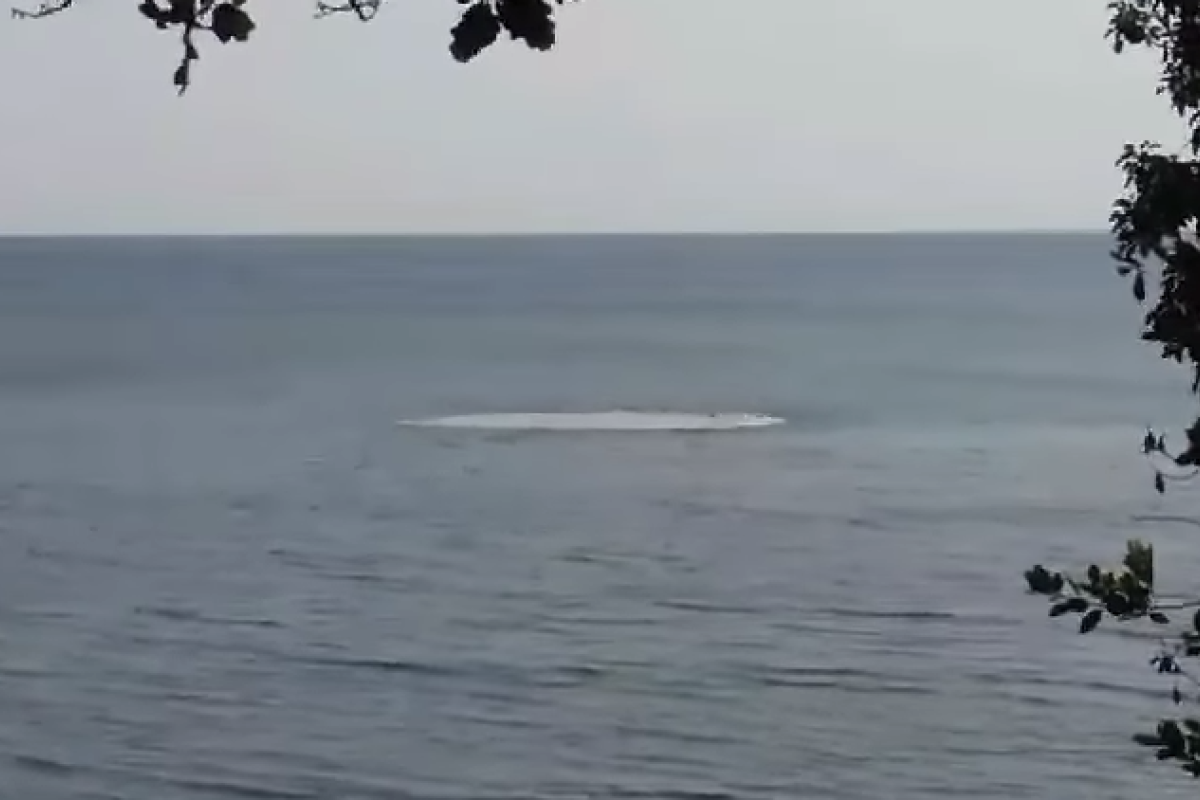 В Крыму сняли на видео взрыв в море В Крыму сняли на видео взрыв в море
