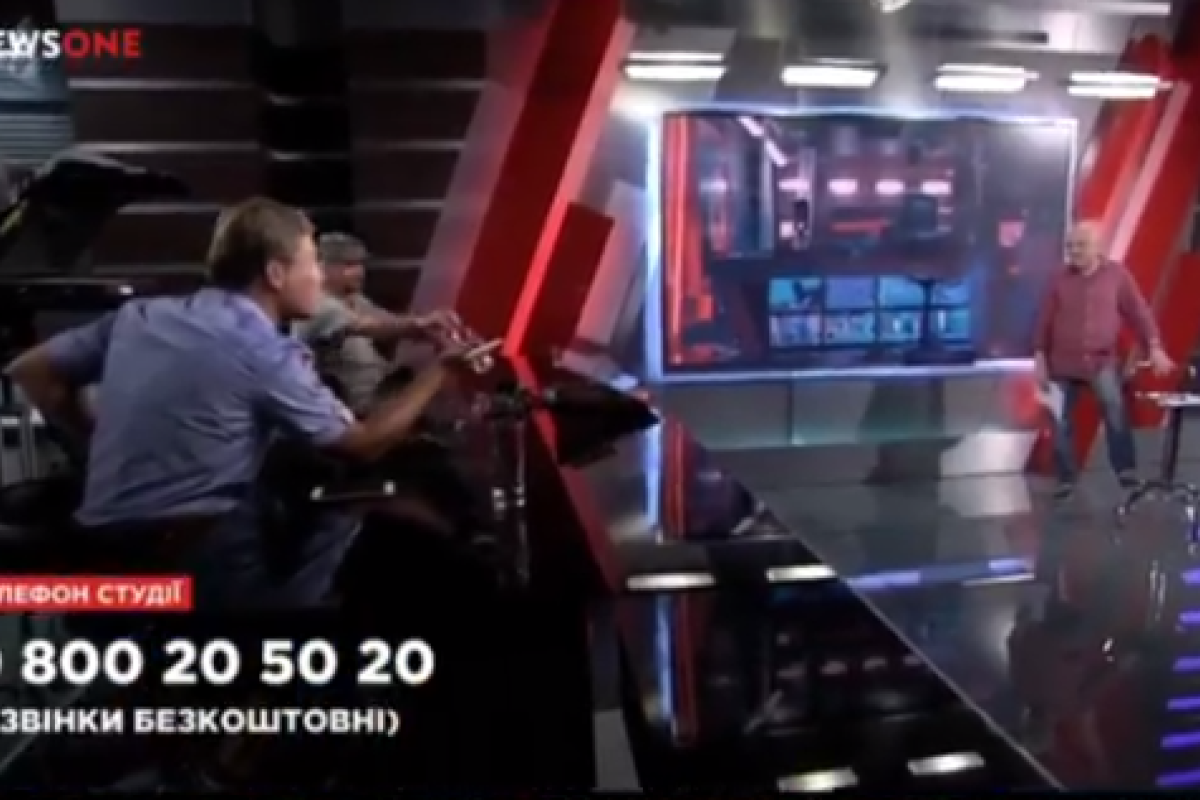 Скандал в прямом эфире: телеведущий облил политолога водой