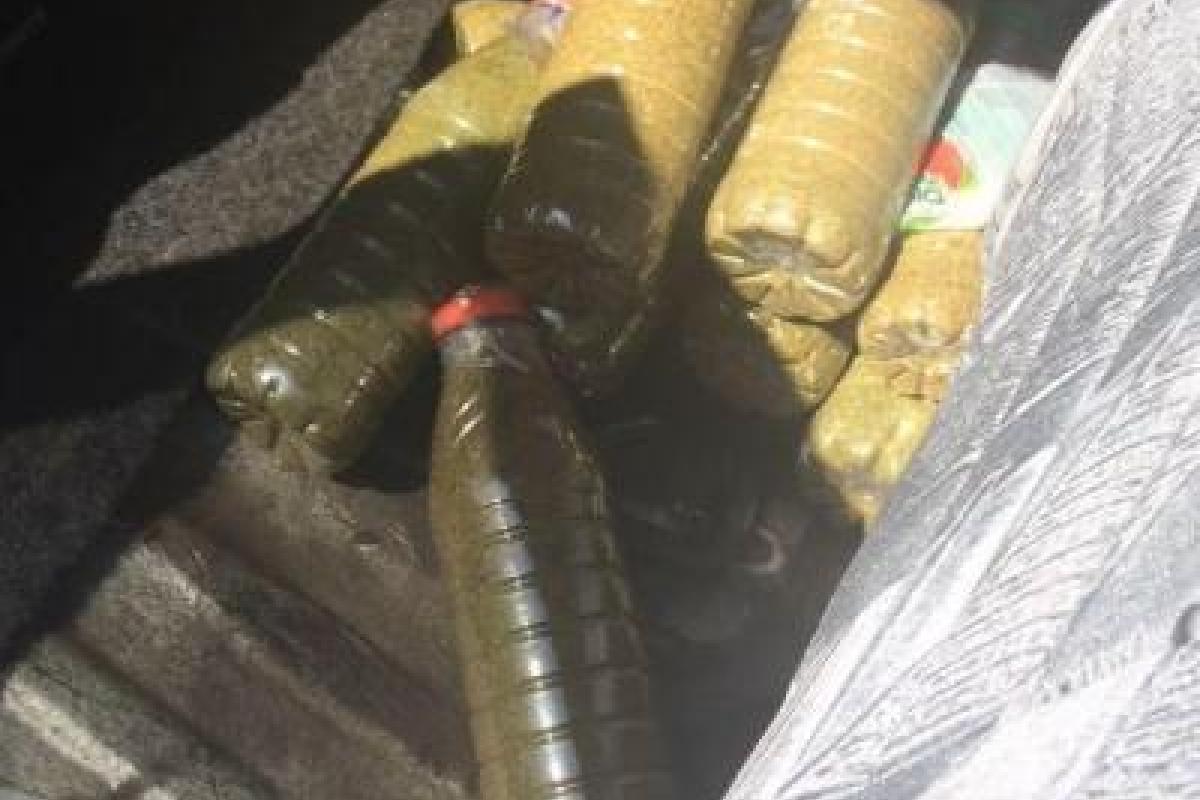 На КПВВ «Майорское» пограничники обнаружили в топливном баке с бензином более 4 кг наркотиков На КПВВ «Майорское» пограничники обнаружили в топливном баке с бензином более 4 кг наркотиков