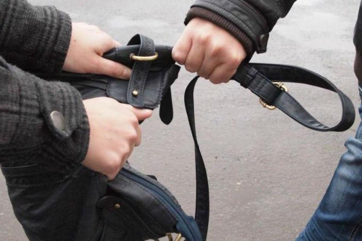 В Харькове у женщины украли сумку с 30 тысячами гривен В Харькове у женщины украли сумку с 30 тысячами гривен
