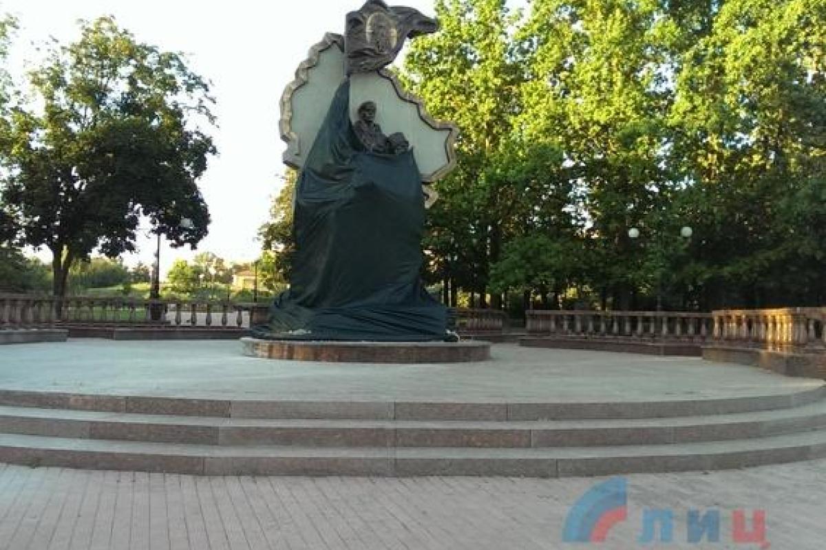 В центре Луганска взорвали памятник боевикам