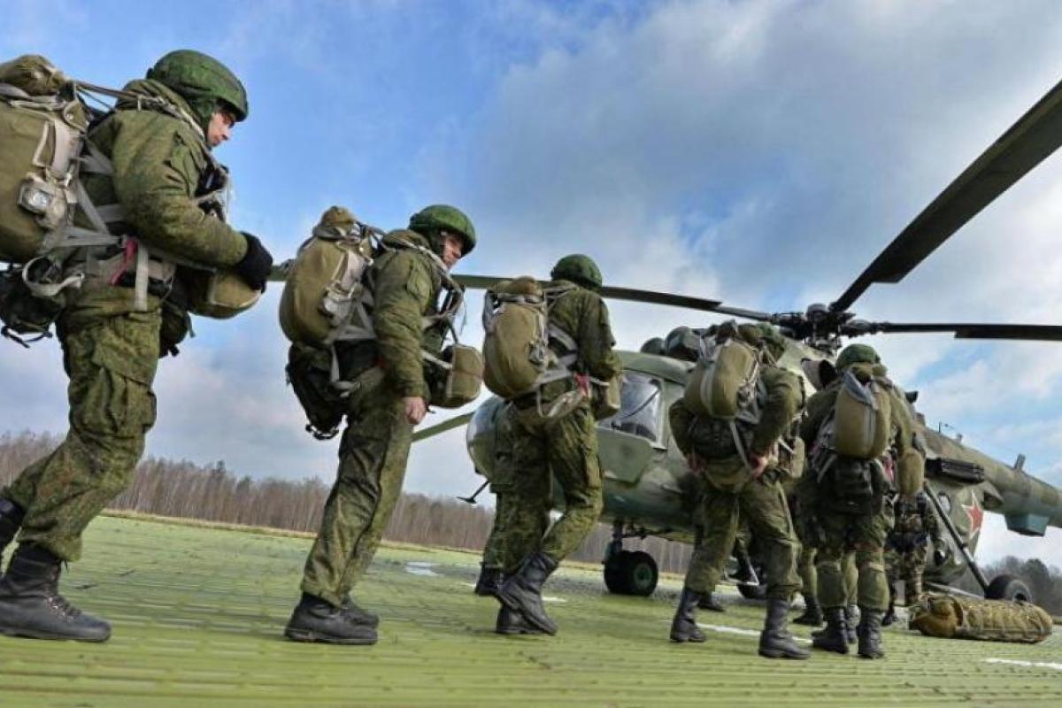 "Обезьяна с гранатой": В ходе учений "Запад-2017" военный вертолет РФ нанес ракетный удар в толпу людей