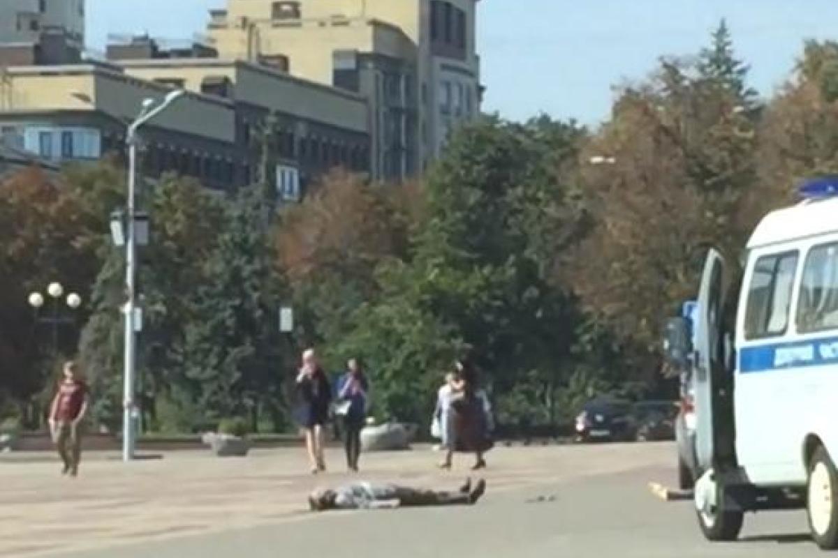 В центре Белгорода бизнесмен выбросил из машины труп, а потом попытался застрелиться В центре Белгорода бизнесмен выбросил из машины труп, а потом попытался застрелиться