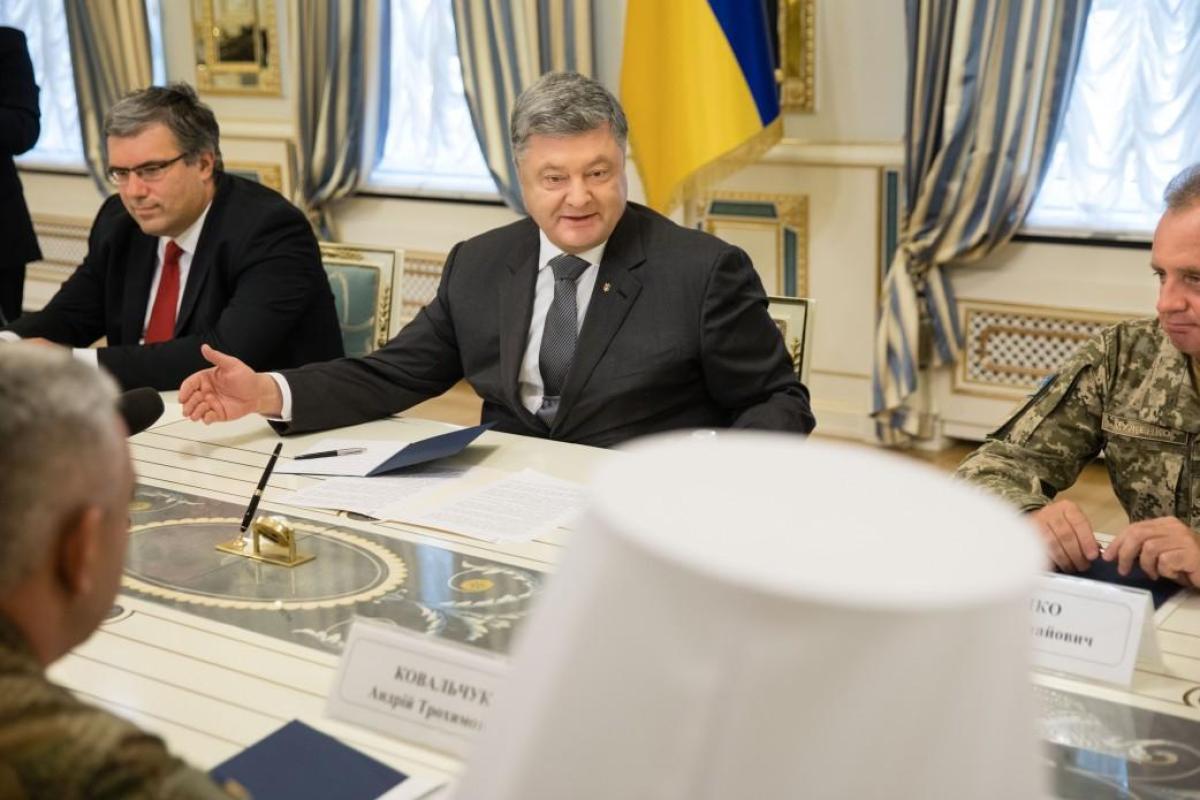 Порошенко: Средства на создание Мемориала украинских героев должны быть предусмотрены в 2018 году Порошенко: Средства на создание Мемориала украинских героев должны быть предусмотрены в 2018 году