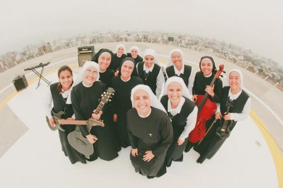 Рок-группа из монашек стремительно завоевывает мировую популярность Рок-группа из монашек стремительно завоевывает мировую популярность