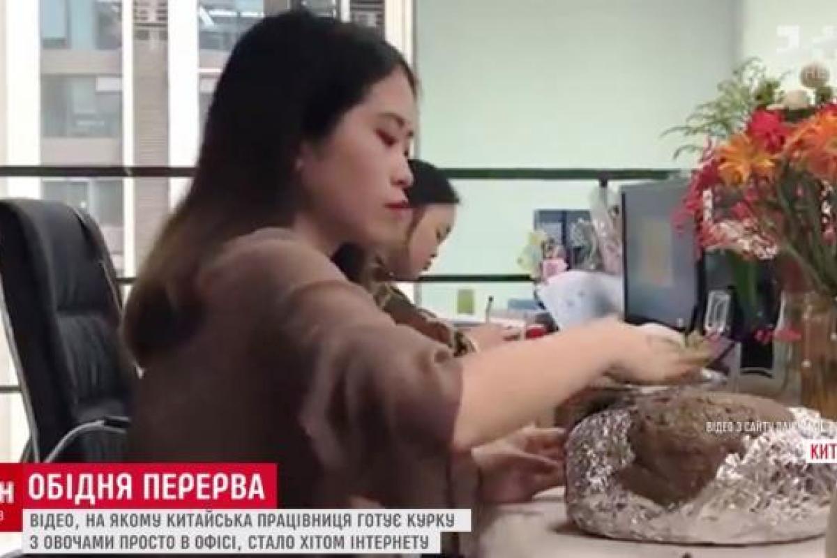 Сеть взорвало видео, на котором китаянка приготовила курицу в горшке от офисной пальмы Сеть взорвало видео, на котором китаянка приготовила курицу в горшке от офисной пальмы