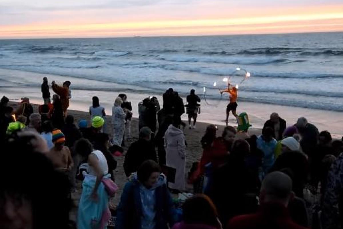 Ради благотворительности: 400 смельчаков в "нарядах Адама и Евы" искупались в ледяной воде Северного моря 