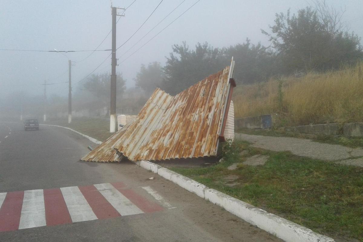 В Лисичанске сносят автобусные остановки В Лисичанске сносят автобусные остановки