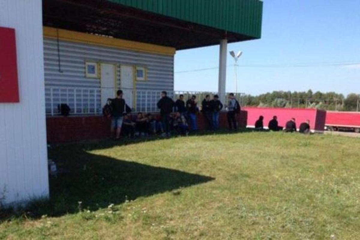 В сторону КПП "Краковец" направляются около 500 титушек