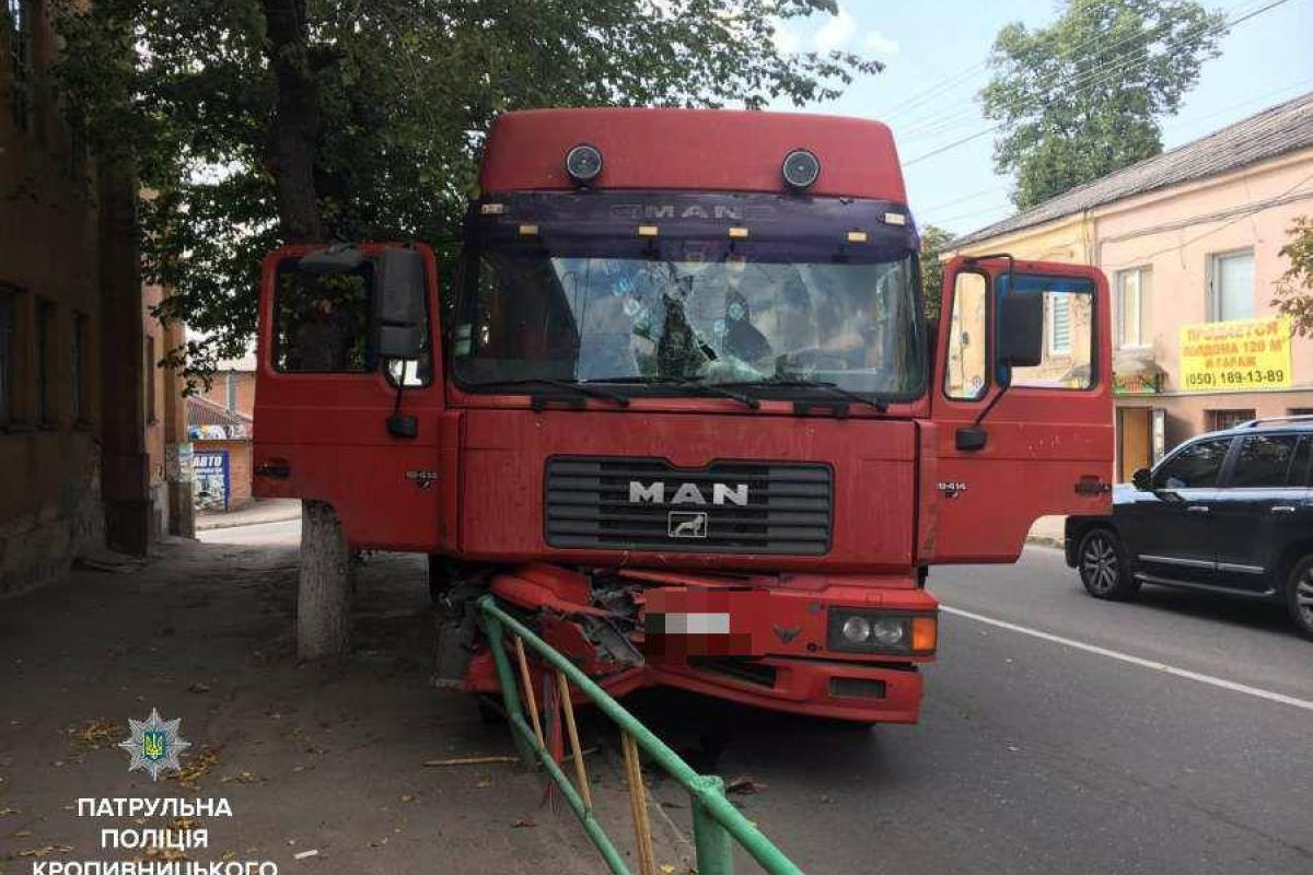 В Кропивницком водитель грузового автомобиля совершил за 10 минут два ДТП В Кропивницком водитель грузового автомобиля совершил за 10 минут два ДТП