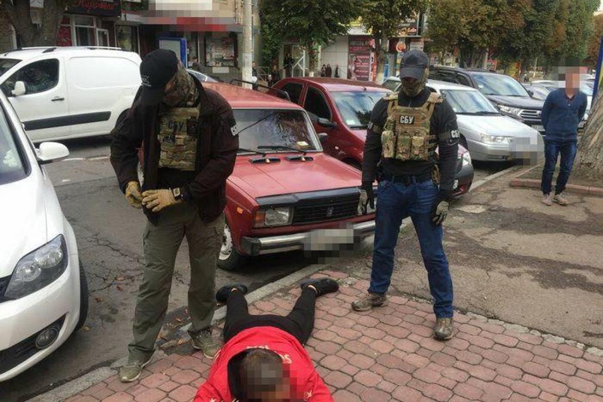 Задержали прямо на улице: В Хмельницком "общественные активисты" требовали деньги у предпринимателей Задержали прямо на улице: В Хмельницком "общественные активисты" требовали деньги у предпринимателей