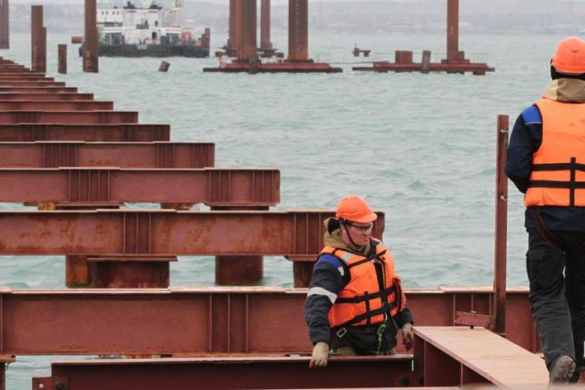 Волонтер: 300 строителей моста через Керченский пролив попадут в "Миротворец" Волонтер: 300 строителей моста через Керченский пролив попадут в "Миротворец"