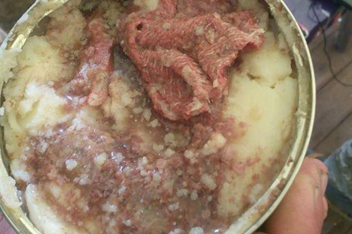 Чем кормят украинских военных: в тушенке нашли строительную перчатку