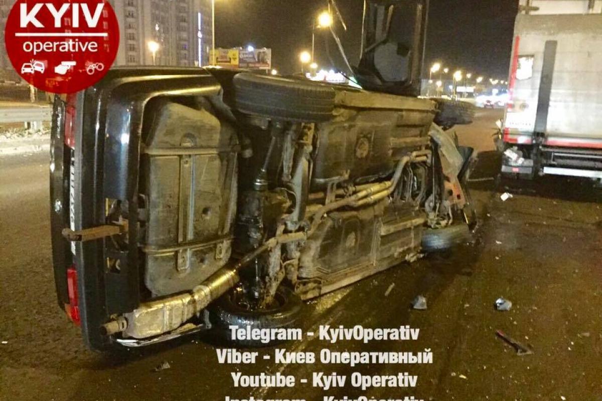 ДТП в Киеве: легковое авто влетело в грузовик и перевернулось ДТП в Киеве: легковое авто влетело в грузовик и перевернулось