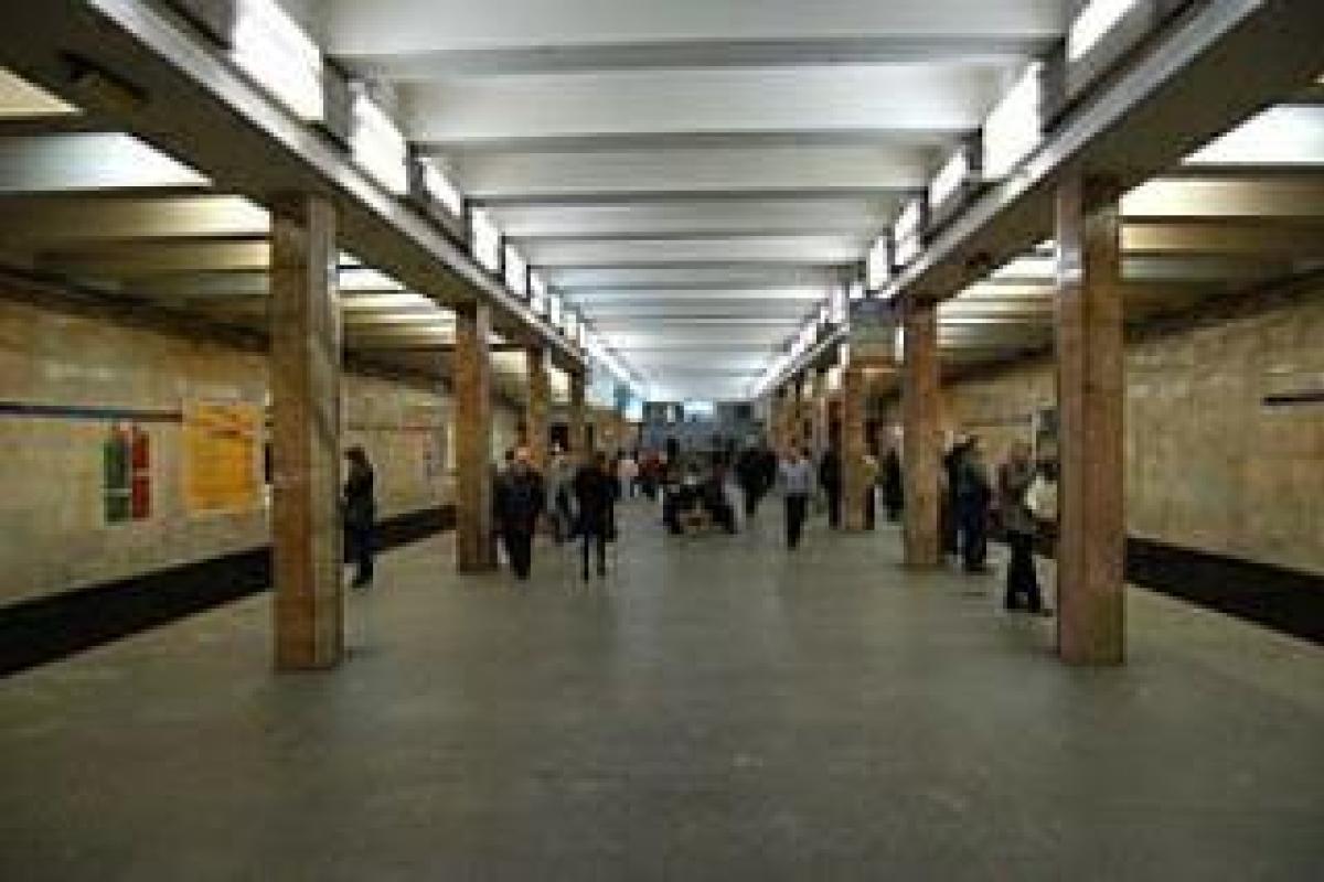 В киевском метро произошло задымление, движение поездов по "синей" ветке остановлено В киевском метро произошло задымление, движение поездов по "синей" ветке остановлено