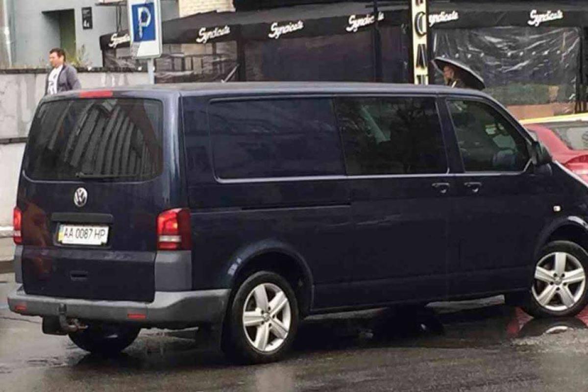 ЧП в Киеве: люди в спортивной форме похитили и вывезли человека в неизвестном направлении ЧП в Киеве: люди в спортивной форме похитили и вывезли человека в неизвестном направлении