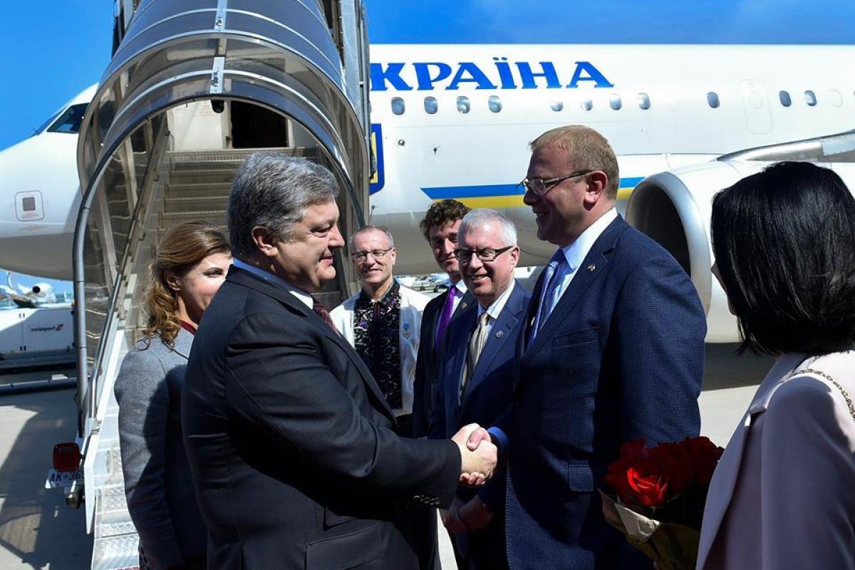 Порошенко прилетел с рабочим визитом в Канаду Порошенко прилетел с рабочим визитом в Канаду