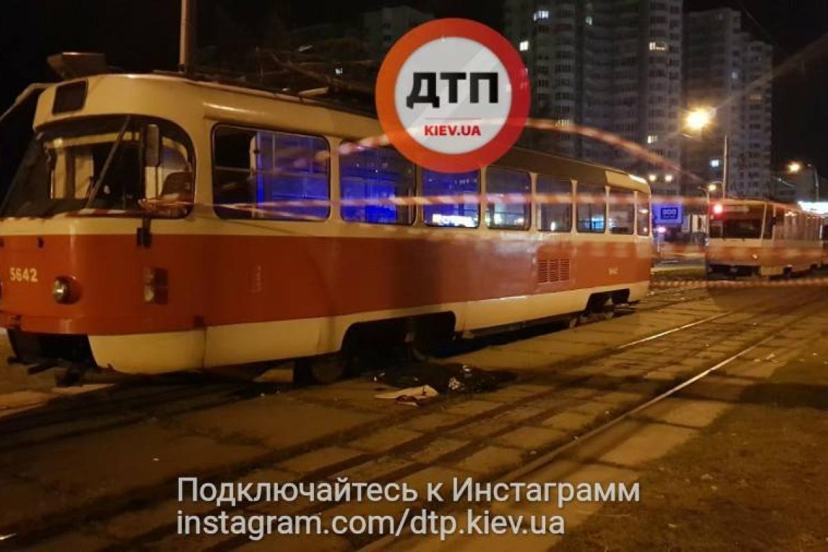 Жуткая смерть: в Киеве мать с ребенком погибли под колесами трамвая Жуткая смерть: в Киеве мать с ребенком погибли под колесами трамвая