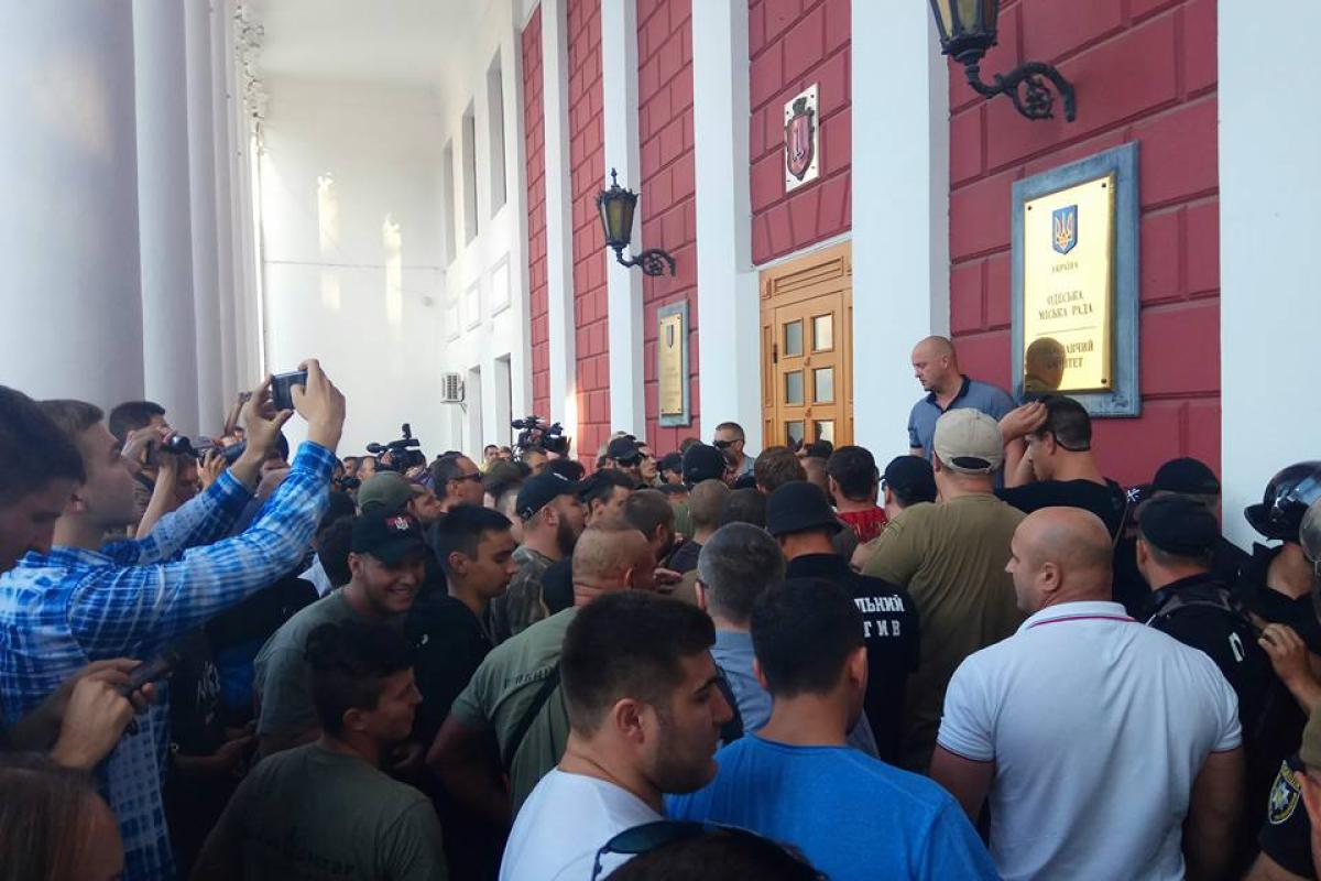 Бунт в Одессе: полиция прокомментировала происходящее возле горсовета