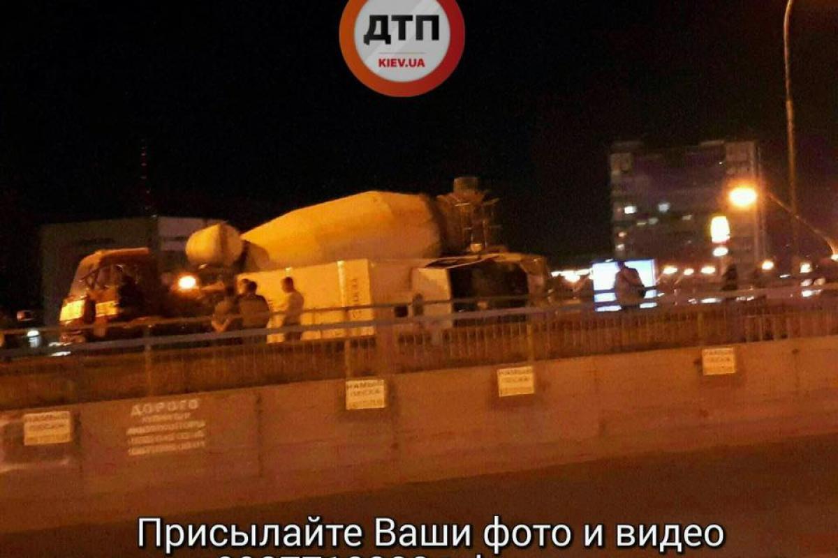 Масштабное ДТП в Киеве: столкнулись грузовик, бетономешалка и легковой автомобиль Масштабное ДТП в Киеве: столкнулись грузовик, бетономешалка и легковой автомобиль