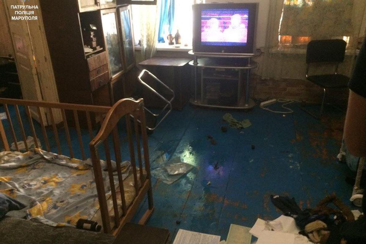 Пошла в гости и задержалась: В Мариуполе голодные дети из окна квартиры просили еду у прохожих Пошла в гости и задержалась: В Мариуполе голодные дети из окна квартиры просили еду у прохожих