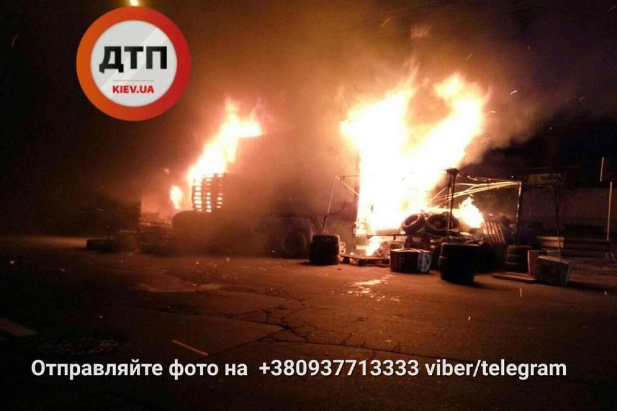 В Киеве произошел пожар на рынке В Киеве произошел пожар на рынке