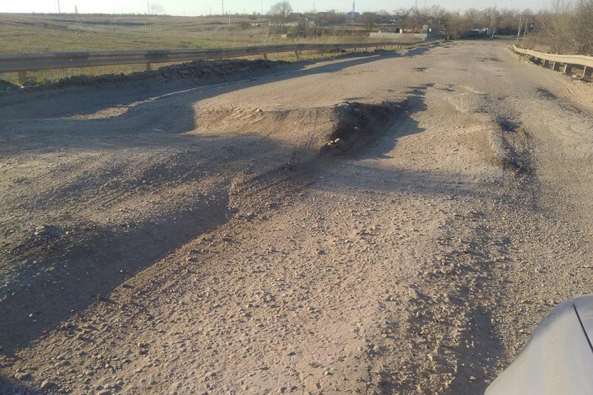 Посреди дороги закончился асфальт: Савченко на машине провалилась в яму и получила травму Посреди дороги закончился асфальт: Савченко на машине провалилась в яму и получила травму