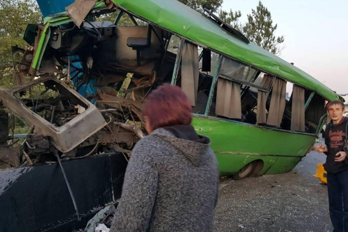 Тройное ДТП на Харьковщине: разбит пассажирский автобус, много пострадавших Тройное ДТП на Харьковщине: разбит пассажирский автобус, много пострадавших