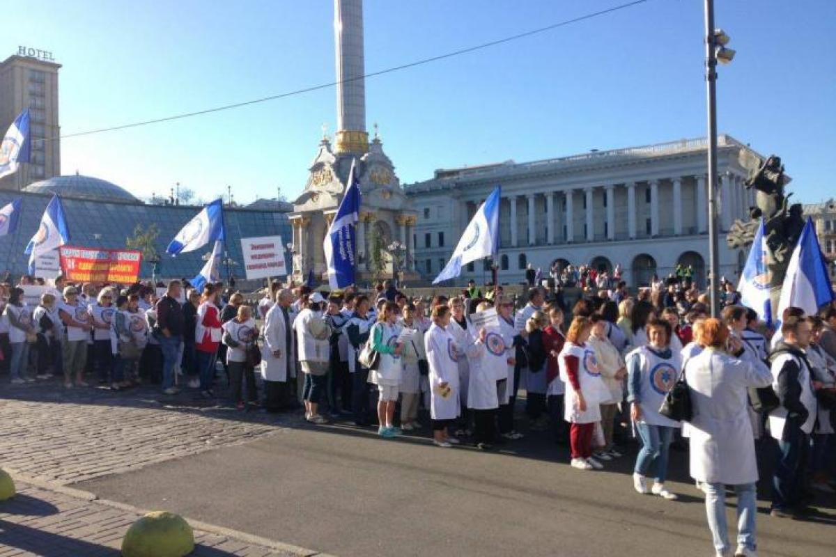 Под зданием ВРУ проходит митинг "белых халатов": центральная улица перекрыта Под зданием ВРУ проходит митинг "белых халатов": центральная улица перекрыта