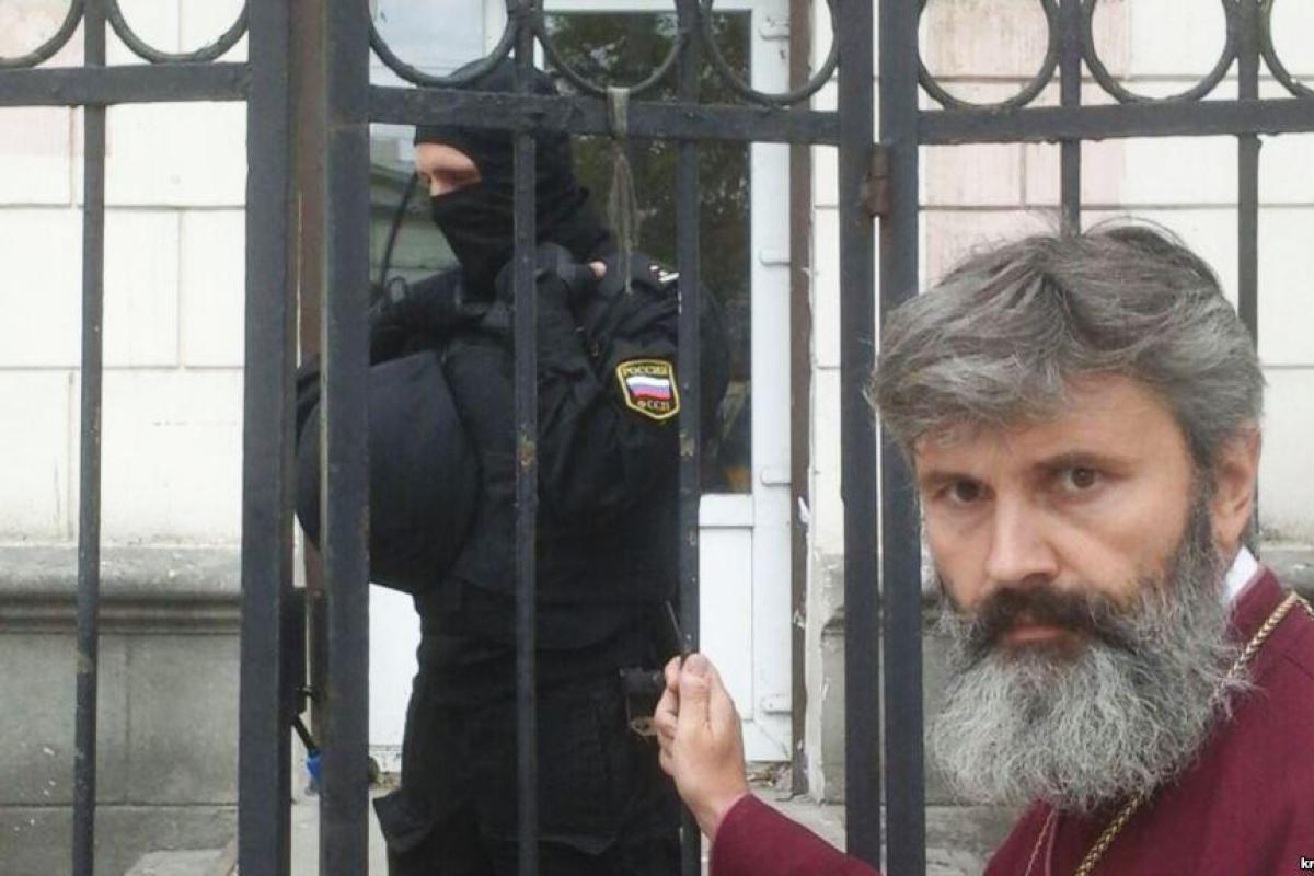 Крымская прокуратура проверяет блокирование оккупационными силовиками храма УПЦ КП в Симферополе Крымская прокуратура проверяет блокирование оккупационными силовиками храма УПЦ КП в Симферополе